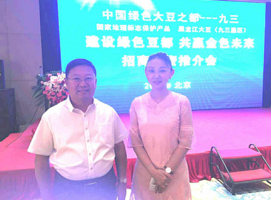 仟億達(831999)總裁王元圓(左二)與黑龍江九三管理局局長王曉春(左一) 仟億達(831999)總裁王元圓(左二)與黑龍江九三管理局局長王曉春(左一)