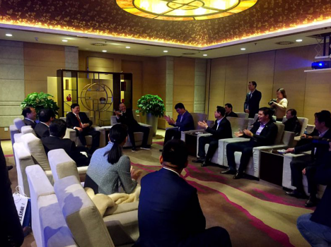 福州市市長(zhǎng)尤猛軍、副市長(zhǎng)胡振杰、北京福建商會(huì)會(huì)長(zhǎng)陳春玖與仟億達(dá)董事長(zhǎng)鄭兩斌 (右排左三)等進(jìn)行會(huì)談 福州市市長(zhǎng)尤猛軍、副市長(zhǎng)胡振杰、北京福建商會(huì)會(huì)長(zhǎng)陳春玖與仟億達(dá)董事長(zhǎng)鄭兩斌 (右排左三)等進(jìn)行會(huì)談