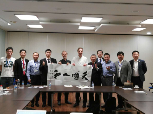 仟億達(dá)董事長(zhǎng)鄭兩斌(左四)與加坡太陽能研究中心合影 仟億達(dá)董事長(zhǎng)鄭兩斌(左四)與加坡太陽能研究中心合影