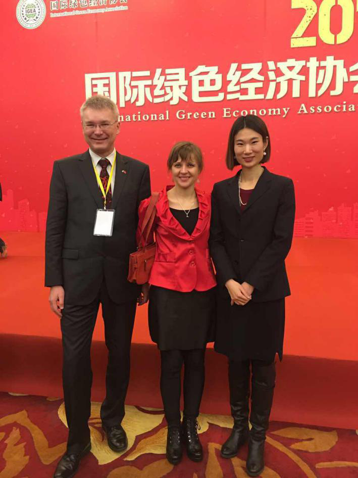 捷斯中合作協會監事會員Rudolf Zachoval(左一)、Sarka Zhang(左二)與 仟億達劉總(右一)合影 捷斯中合作協會監事會員Rudolf Zachoval(左一)、Sarka Zhang(左二)與 仟億達劉總(右一)合影