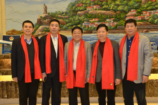 仟億達集團董事長鄭兩斌(左一)、陜西廈門商會會長陳信雄(左二)、與廈門市人原副主任汪興裕(正中)、廈門駐京辦主任王飛(右二)廈門企業商會會長蔣清林(右一) 仟億達集團董事長鄭兩斌(左一)、陜西廈門商會會長陳信雄(左二)、與廈門市人原副主任汪興裕(正中)、廈門駐京辦主任王飛(右二)廈門企業商會會長蔣清林(右一)