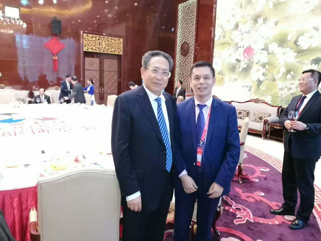 安徽省委書記、省人常委會(huì)主任李錦斌（左）仟億達(dá)集團(tuán)董事長(zhǎng)鄭兩斌（右）與合影留念