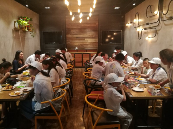 孩子們?cè)谟淇斓挠貌? alt=