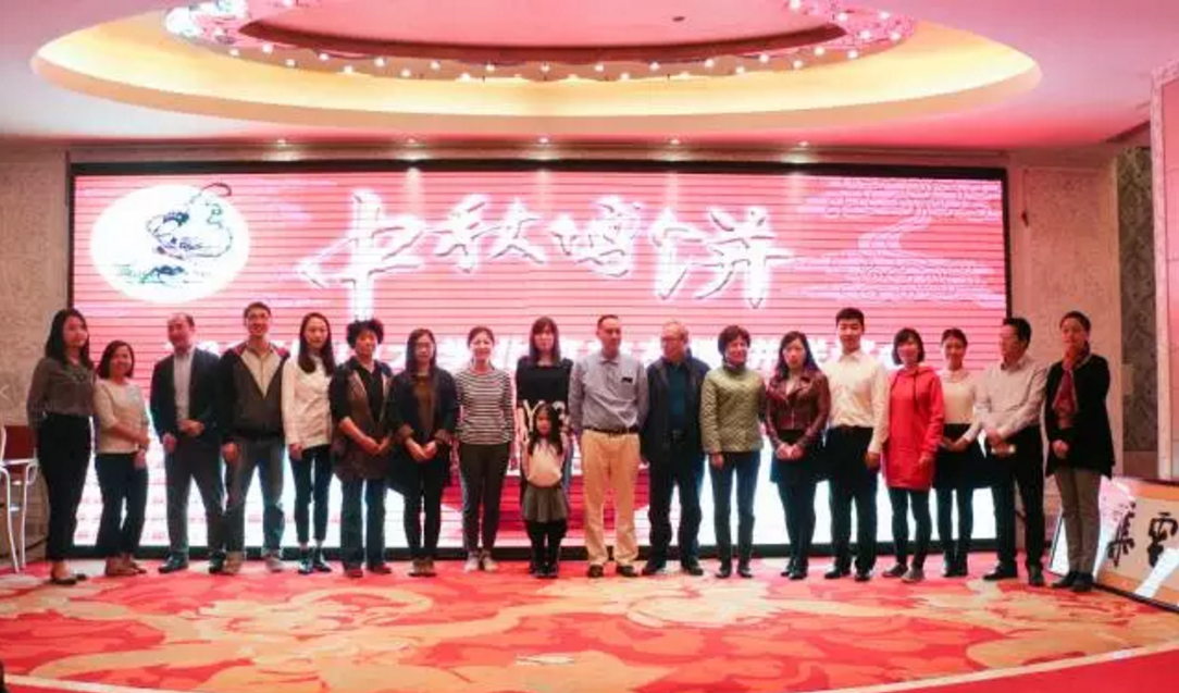 仟億達(dá)集團(tuán)董事長鄭兩斌參加廈門學(xué)北京校友博餅聯(lián)誼會(huì) 仟億達(dá)集團(tuán)董事長鄭兩斌參加廈門學(xué)北京校友博餅聯(lián)誼會(huì)