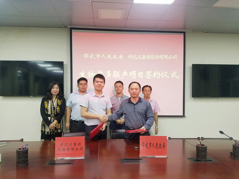 廈門仟億達能源公司總經理鄭寶龍(左)與福建省邵武市人民政府常務副市長李敏飛(右)簽約現場 廈門仟億達能源公司總經理鄭寶龍(左)與福建省邵武市人民政府常務副市長李敏飛(右)簽約現場