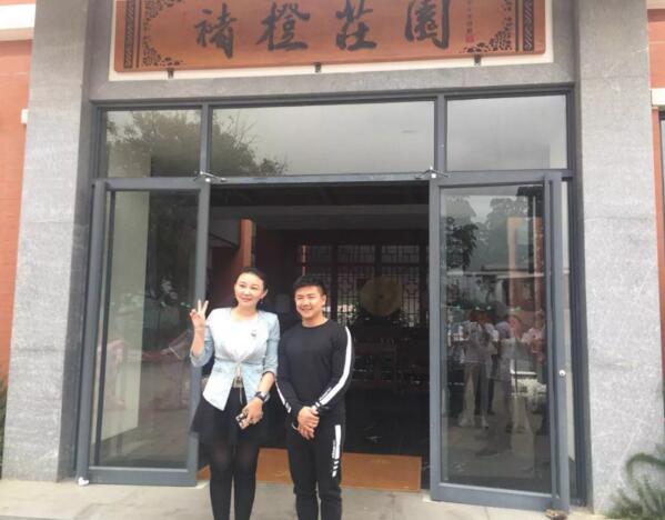 仟億達(dá)集團(tuán)總裁(左)與型動體育始人、奧運陳一冰(右) 仟億達(dá)集團(tuán)總裁(左)與型動體育始人、奧運陳一冰(右)