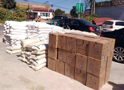 由仟億達(dá)集團(tuán)提供的米、面、油等生活用品 由仟億達(dá)集團(tuán)提供的米、面、油等生活用品