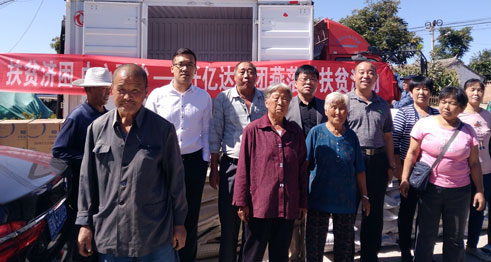 仟億達(dá)集團(tuán)候總(排右四)、諶應(yīng)書記(排右三)與當(dāng)?shù)卮迕窈嫌? alt=